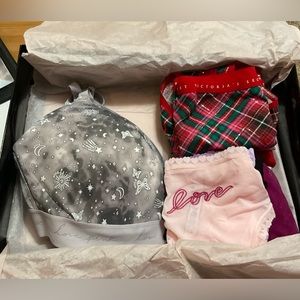 Victoria’s Secret: 10 pieces set of Xmas panties & 1 38DD cosmic padded bra set.